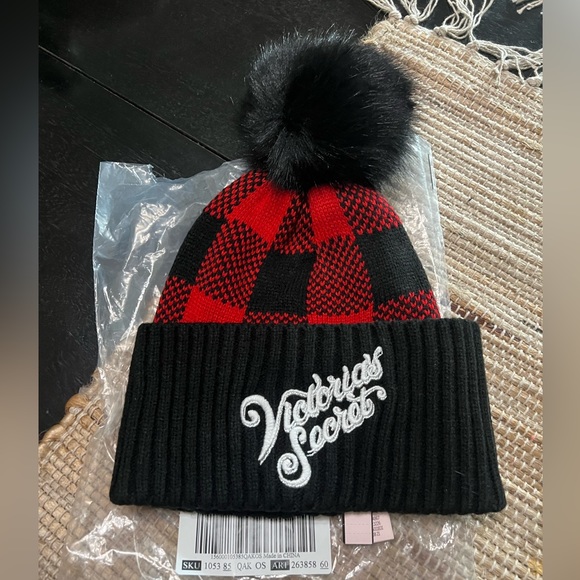 Victoria’s Secret beanie with pom Buffalo check red black fall winter NEW NWT 🎁 - Picture 2 of 5